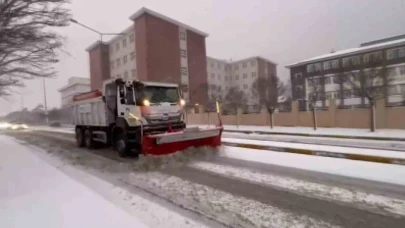 Pendik Belediyesi’nin karla mücadele çalışmaları tüm hızıyla sürüyor