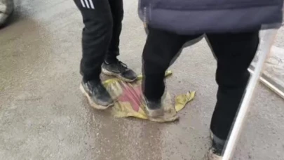 Terör örgütü SDG’den kurtarılan Tabka’da halk, teröristlerin afişlerini parçaladı