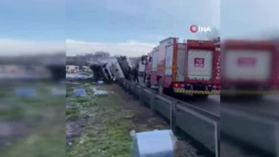 Otoyolda kontrolden çıkan tır refüje çarparak yan yattı: 1 yaralı