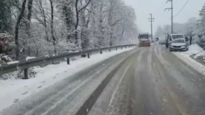 Kocaeli’nin yüksek kesimlerine lapa lapa kar yağıyor