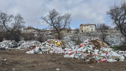 Boş araziye bırakılan atıklar tepeler oluşturdu