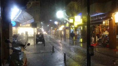 Çanakkale’de sağanak sonrası cadde ve sokaklar göle döndü
