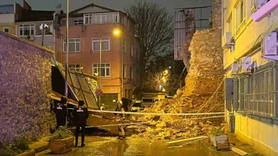 Beyoğlu’nda tarihi metruk binanın duvarı böyle yıkıldı