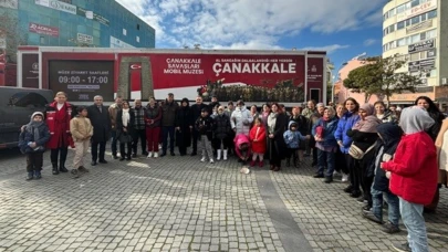 Edremit’te Çanakkale Mobil Müzesi Cumhuriyet Meydanı’nda ziyaretçilerini ağırladı