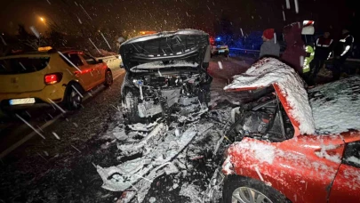 Düzce’de kafa kafaya çarpışan araçlar hurdaya döndü: 7 yaralı
