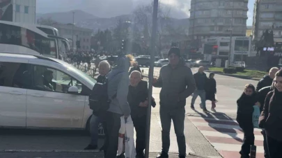 Bursa’da lodos zor anlar yaşattı: trafik lambasına tutundular