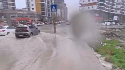 Göle dönen yollarda direksiyon başındaki motokurye yaşadıklarını kayda aldı