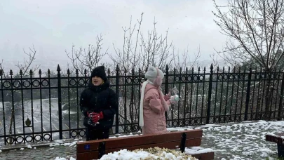 Beyaza bürünen Çamlıca’da kar topu savaşı görenleri gülümsetti