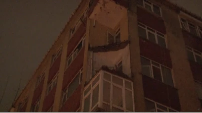 Bahçelievler’de daha önce boşaltılan binanın balkonu sağanak sonrası çöktü