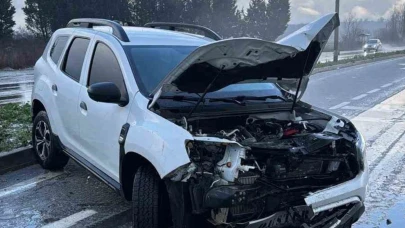 Otomobil yoldan çıkarak tabelaya çarptı: 8 kişi kazayı yara almadan atlattı
