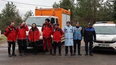 Kartepe yolunda sürücülere kış lastiği ve güvenli sürüş uyarısı
