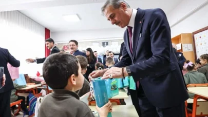 Sapanca Gazipaşa İlkokulu'nda Yusuf Alemdar miniklere karne ve hediye verdi
