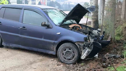 İnegöl’de kontrolden çıkan otomobil kaldırıma ve ağaca çarptı: 2 yaralı