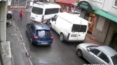Bayrampaşa’da yürekleri ısıtan görüntü kamerada: Çocuk trafikte kalan ambulansa yol açtı