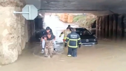 Edirne’de sağanak etkili oldu, yollar göle döndü: Köprü altında mahsur kalanlar kurtarıldı