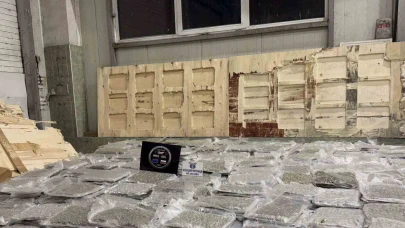 Kontrplaklar arasına gizlenen 700 kilo esrar sınırda ele geçirildi