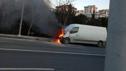 Arnavutköy’de  seyir halindeki ticari araç alev aldı, o anlar kamerada