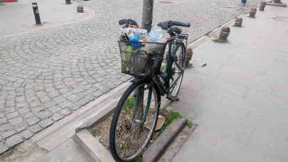 Aylardır ağaca kilitli duran bisikleti çöp kutusuna çevirdiler