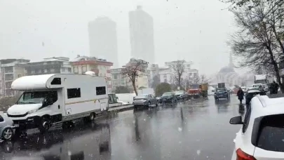 Kartal’da kısa süreli kar yağışı etkili oldu