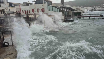 Bodrum’da tekneler karaya vurdu, feribot seferleri yapılamadı