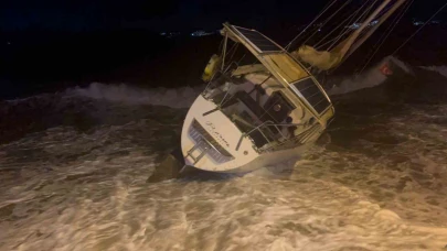 Fırtına milyonluk tekneyi karaya sürükledi