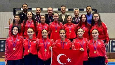 Türkiye Kadın Hokey Milli Takımı şampiyonluk kürsüsünde