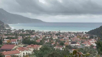 Sağanak yağış, Ölüdeniz’in rengini değiştirdi