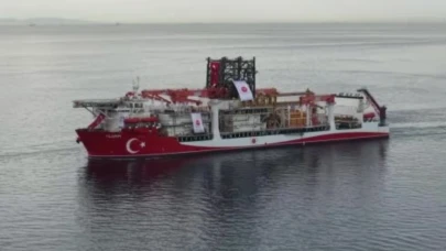 İstanbul Boğazı’na yaklaşan Türk sondaj gemisi böyle görüntülendi