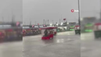 İstanbul’da fırtına seyyar satıcıların tezgahlarını devirdi
