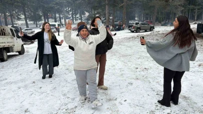 Kar yağışını göbek atarak kutladılar