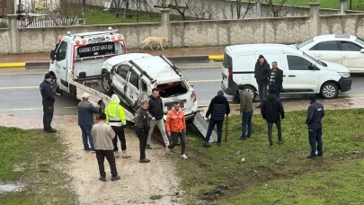 Kontrolden çıkan otomobil, belediye aracına çarparak takla attı