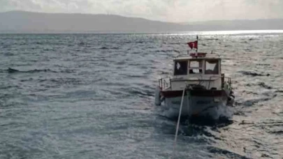 Çanakkale Boğazı’nda makine arızası yaparak sürüklenen tekne kurtarıldı