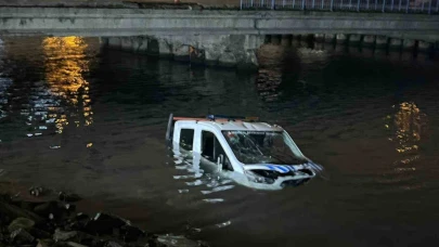 Bakırköy’de İBB’ye ait zabıta aracı denize düştü