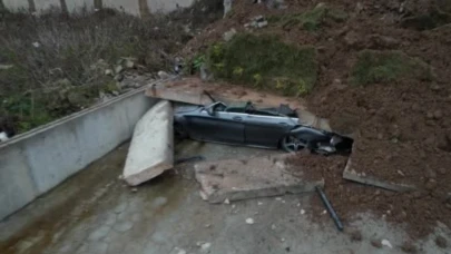 Sakarya’da korkulu anlar: İstinat duvarı çöktü, 3 bina boşaltıldı