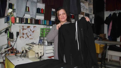Fabrikaların atık kumaşlarını satın alıp, 20 dakikada kıyafet üretiyor