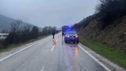 Bilecik’te arızalanan tır yolu tek şeride düşürdü