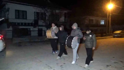 Liseliler davul çalarak sahura kaldırıyor: "Bahşişleri bol bol hazırlayın"