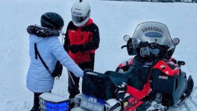 Uludağ’da Jandarma Arama Kurtarma Ekipleri Zorlu Havalarda Kayakçılara Destek Veriyor