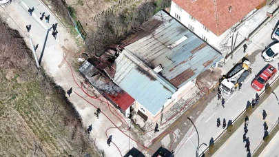 Bolu’da mobilya atölyesiyle bitişikteki ev alevlere teslim oldu