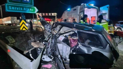 TEM’de bariyere çarpan otomobil parçalandı
