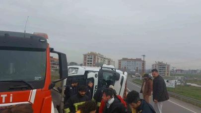 Tekirdağ’da virajı alamayan tır devrildi