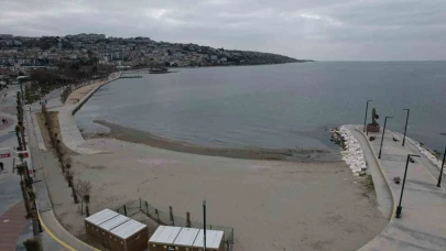 Büyükçekmece’de deniz çekildi