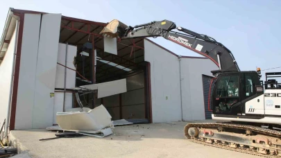 Nilüfer’de tarım alanındaki 900 metrekarelik kaçak yapı yıkıldı
