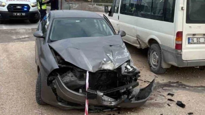 Virajı alamayan otomobil park halindeki araca çarptı: 3 yaralı