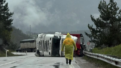 Bolu’da kömür yüklü tır, kayganlaşan yolda devrildi