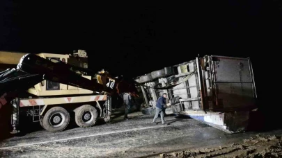 Kayan tır devrildi, Ankara-Tokat karayolu saatlerce ulaşıma kapandı