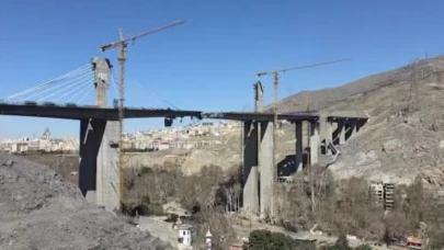İran’ın en yüksek köprüsünde oluşan hasar görüntülendi