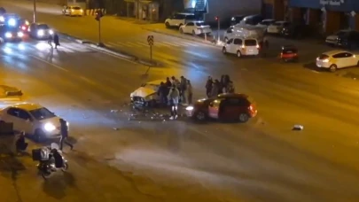 Otomobiller kafa kafaya çarpıştı; 2 yaralı