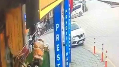 Bolu’da aydınlatma direğine çarpan otomobil kamerada