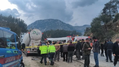 Antalya-Isparta karayolunda işçileri taşıyan minibüs ile beton mikseri çarpıştı: 7 ölü, 7 yaralı